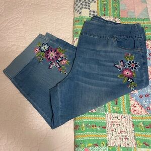 EUC Alfred Dunner In Full Bloom Capri. Embroidered Floral Accents. 24W